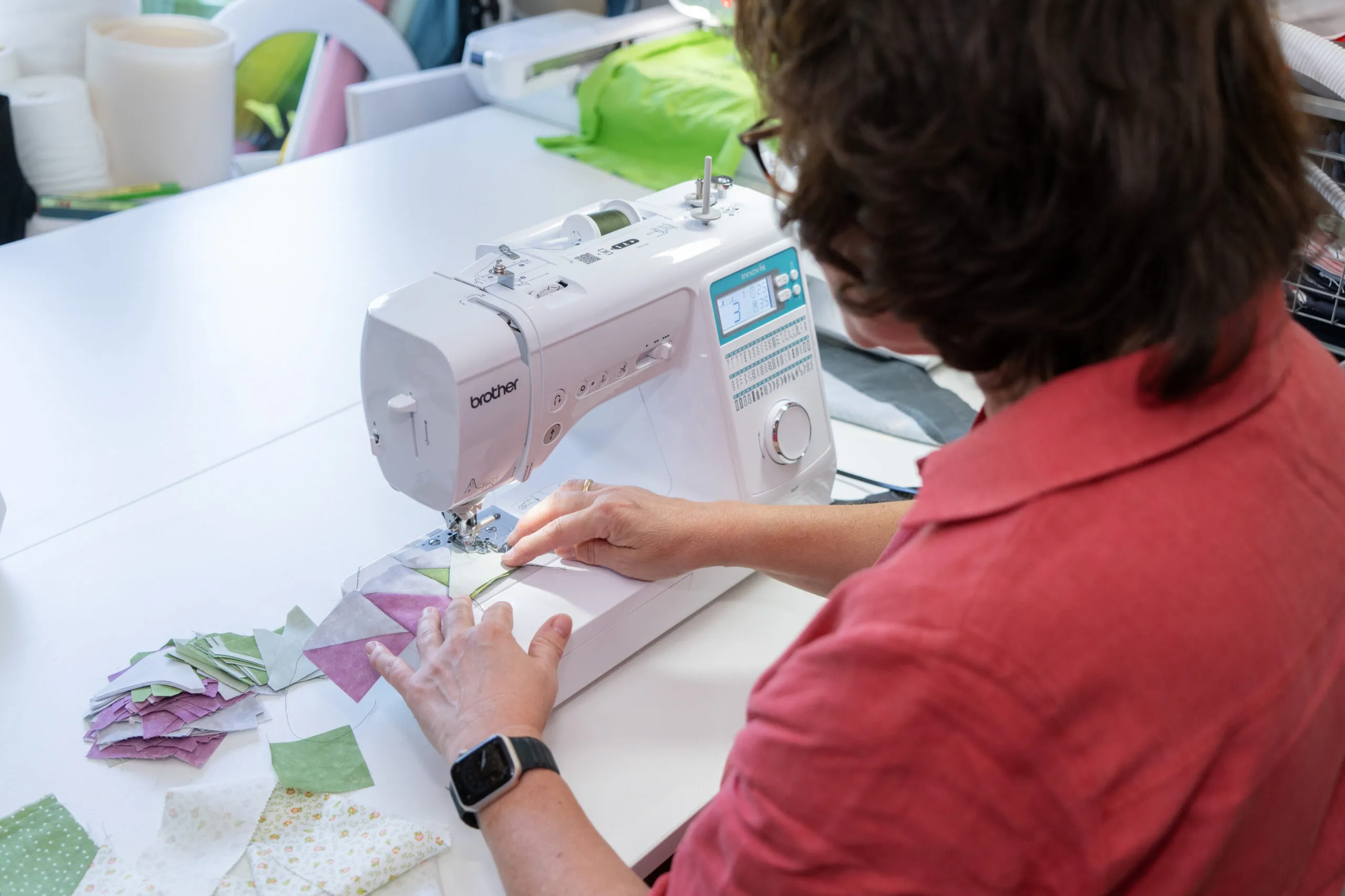 Nähen an der Nähmaschine mit Patchwork-Stoffteilen