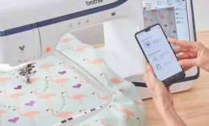 Stickmaschine von Brother mit Flamingo-Stoff, Bedienung per Smartphone